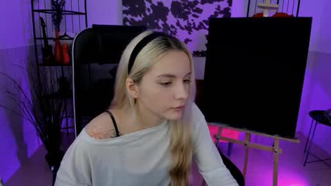 aurorawrenfield online show from October 2, 8:02 am