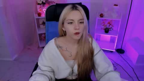 aurorawrenfield online show from September 23, 10:42 am