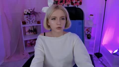 aurorawrenfield online show from October 27, 10:15 am