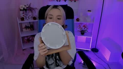 aurorawrenfield online show from September 30, 4:56 am