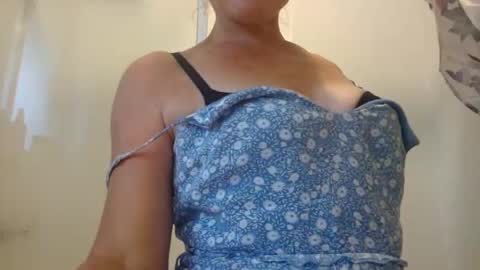 Snapshot of aussielovingxxx chatting on December 4, 4:26 am Milf4u online show from December 4, 4:26 am