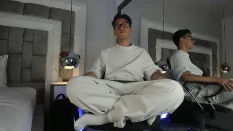 austinreeds online show from March 3, 12:34 pm