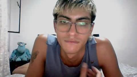 Snapshot of axellatino_ chatting on December 5, 4:37 am Axel online show from December 5, 4:37 am