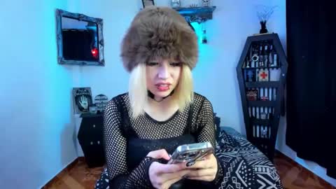 Azu Moure online show from October 3, 8:06 pm