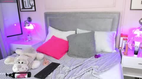Snapshot of baby_sophie_ chatting on December 18, 3:04 am Sophie online show from December 18, 3:04 am