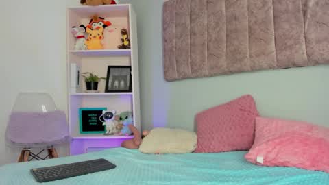 daya independent model online show from February 18, 7:57 pm