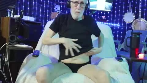 BANJOEY online show from April 18, 6:04 am