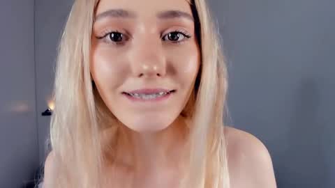 Mia online show from April 5, 4:37 pm