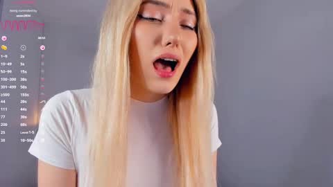 Mia online show from April 12, 4:11 pm