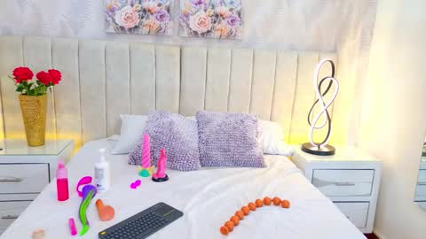 Laura Tobon online show from November 6, 9:29 pm