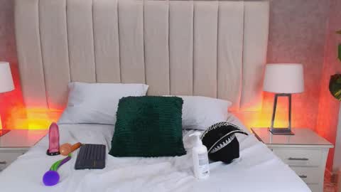 Laura Tobon online show from October 25, 9:26 pm