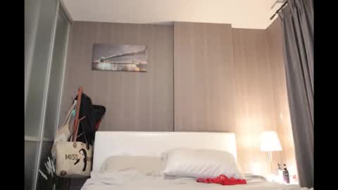 bee_thai online show from April 10, 8:57 pm