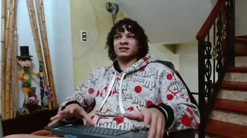 independent model online show from December 12, 4:15 am