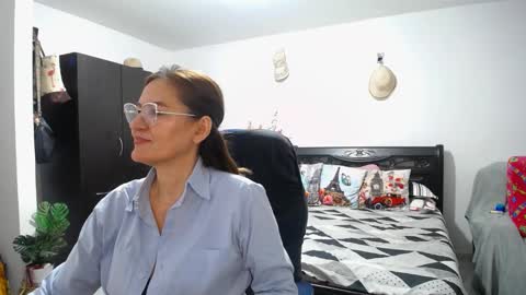 Snapshot of bella_ghisell chatting on February 6, 4:10 am Bella online show from February 6, 4:10 am