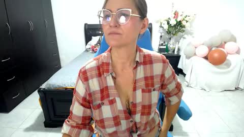 Snapshot of bella_ghisell chatting on September 16, 6:22 pm Bella online show from September 16, 6:22 pm