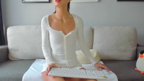 Snapshot of bella_hot77 chatting on February 8, 8:42 am Anna online show from February 8, 8:42 am