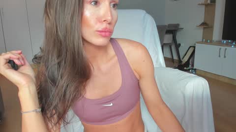 Snapshot of bella_hot77 chatting on February 6, 11:42 am Anna online show from February 6, 11:42 am