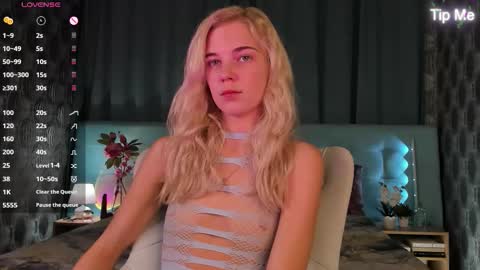 Snapshot of bella_stewartt chatting on September 18, 12:25 am Bella online show from September 18, 12:25 am