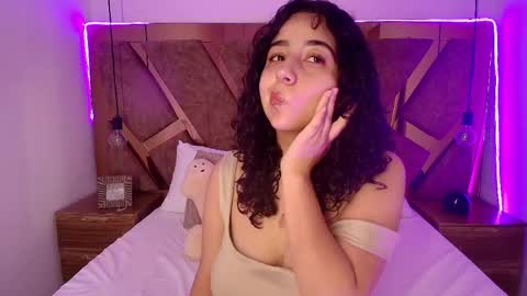 Bella Swwan  online show from June 6, 7:42 pm