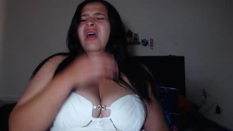 Snapshot of bella_xx9 chatting on October 19, 5:06 pm bella_xx9 online show from October 19, 5:06 pm