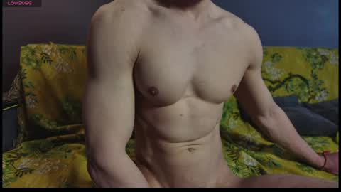 benjaminkarl02 online show from May 13, 10:47 am