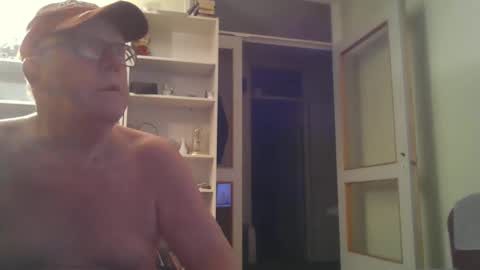 Snapshot of berra3232 chatting on February 24, 3:23 am berra online show from February 24, 3:23 am