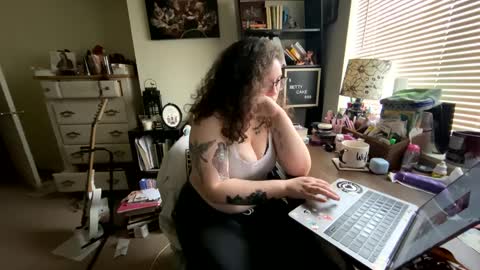 Snapshot of bettycake666 chatting on December 19, 6:12 pm Betty Cake online show from December 19, 6:12 pm