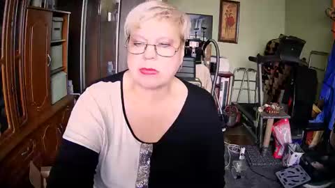 BeverlyQCynia online show from October 5, 11:18 am