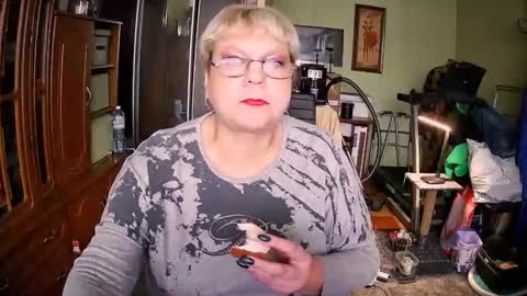 BeverlyQCynia online show from November 12, 11:45 am