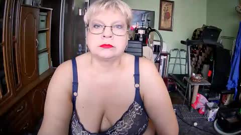 BeverlyQCynia online show from October 15, 11:00 am