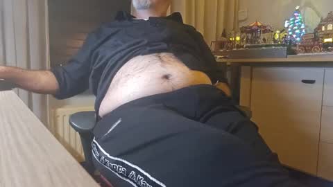 Snapshot of bigbibear88 chatting on December 24, 7:44 pm bigbibear88 online show from December 24, 7:44 pm