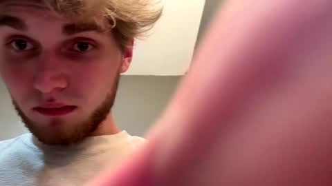 Snapshot of bigskinnyboyshh chatting on February 18, 4:26 am bigskinnyboyshh online show from February 18, 4:26 am