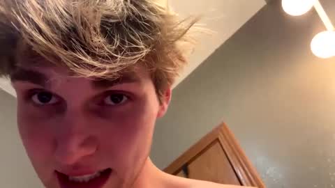 Snapshot of bigskinnyboyshh chatting on December 27, 8:35 am bigskinnyboyshh online show from December 27, 8:35 am