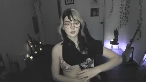 Ella online show from January 8, 1:22 am