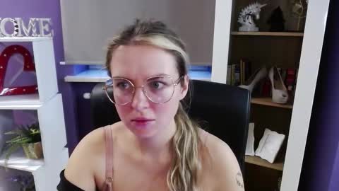 Z O E Y online show from November 14, 7:10 am