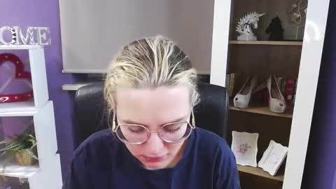 Z O E Y online show from February 17, 5:39 am