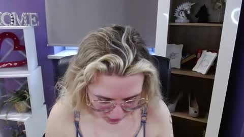 Z O E Y online show from March 4, 7:27 am