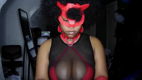 Snapshot of blacksirenqueen chatting on December 10, 1:43 am Queen Siren online show from December 10, 1:43 am