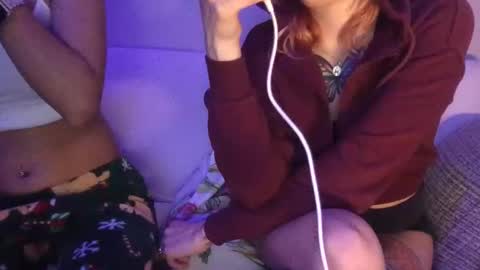 2girls1blunt online show from December 6, 7:15 am