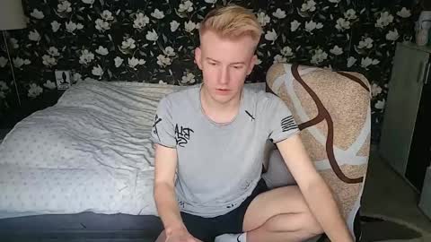 blond_boy69 online show from April 24, 4:09 pm