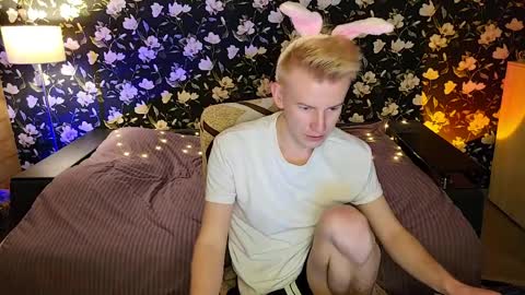 blond_boy69 online show from April 6, 5:25 pm