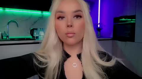Snapshot of blond_diamond chatting on February 23, 11:58 pm Lana online show from February 23, 11:58 pm