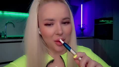 Snapshot of blond_diamond chatting on February 21, 4:51 am Lana online show from February 21, 4:51 am