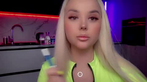 Snapshot of blond_diamond chatting on February 21, 1:44 am Lana online show from February 21, 1:44 am