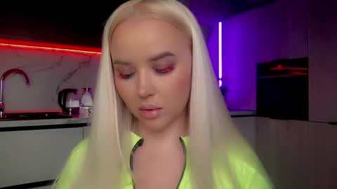 Snapshot of blond_diamond chatting on January 19, 9:55 am Lana online show from January 19, 9:55 am