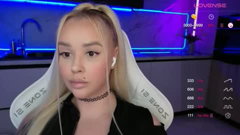 Snapshot of blond_diamond chatting on September 12, 4:03 am Lana online show from September 12, 4:03 am