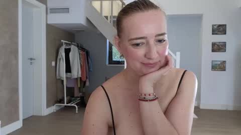 Snapshot of blue_angel_sweet chatting on September 19, 5:00 am blue_angel_sweet online show from September 19, 5:00 am