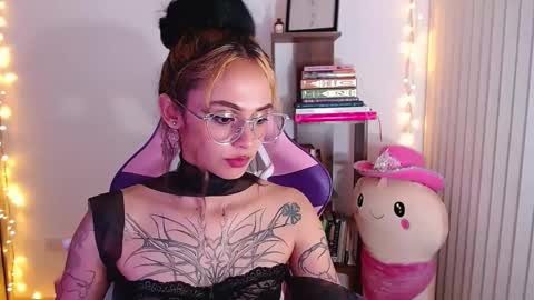 Snapshot of bluee_v chatting on September 17, 3:32 am Im Abril .. Nice to meet you thumb up me please its important INDEPENDENT MODEL online show from September 17, 3:32 am