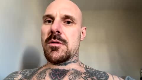 Snapshot of bodyart85_19 chatting on February 25, 8:42 pm Bodyart85 19 online show from February 25, 8:42 pm
