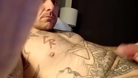 Snapshot of bodyart85_19 chatting on October 16, 9:42 am Bodyart85 19 online show from October 16, 9:42 am